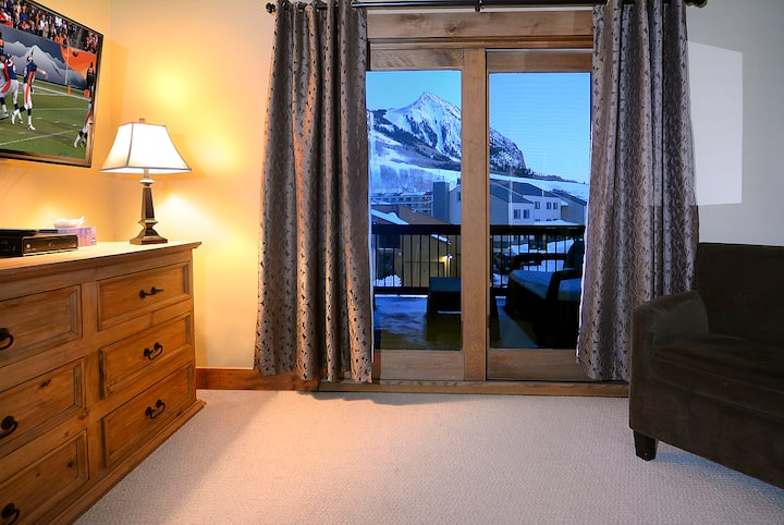 إطلالات جبلية جميلة من غرفة النوم، مع شرفة خاصة بها
