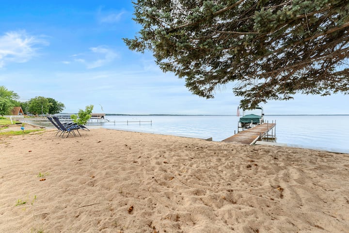 Large 5BD Lakehouse w/ Beach & Hot Tub