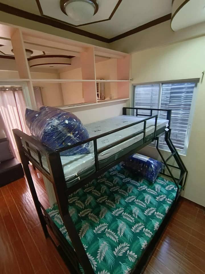 dhomë dopio me madhësi dopio "queen" dhe krevat dopio "bunk bed"