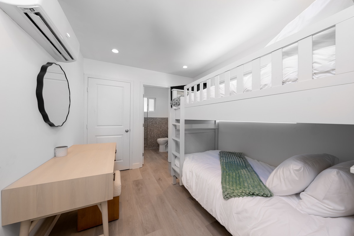 Спалня на приземния етаж с пълноразмерна баня