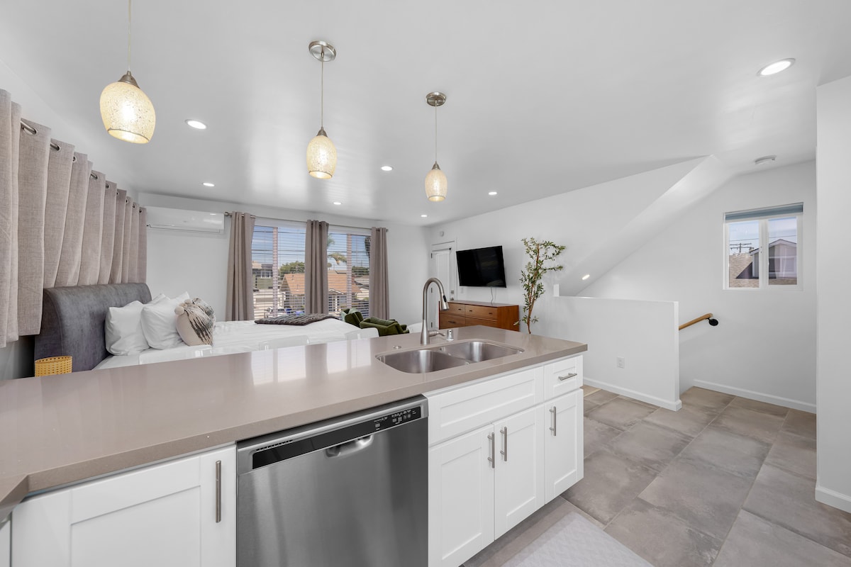 Студио/всекидневна на 2-рия етаж с тоалетно помещение