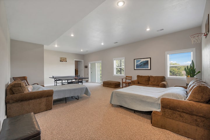 Ორივე მატრასს აქვს მეხსიერების ქაფის ზედაპირები და ელვა შესაკრავები.