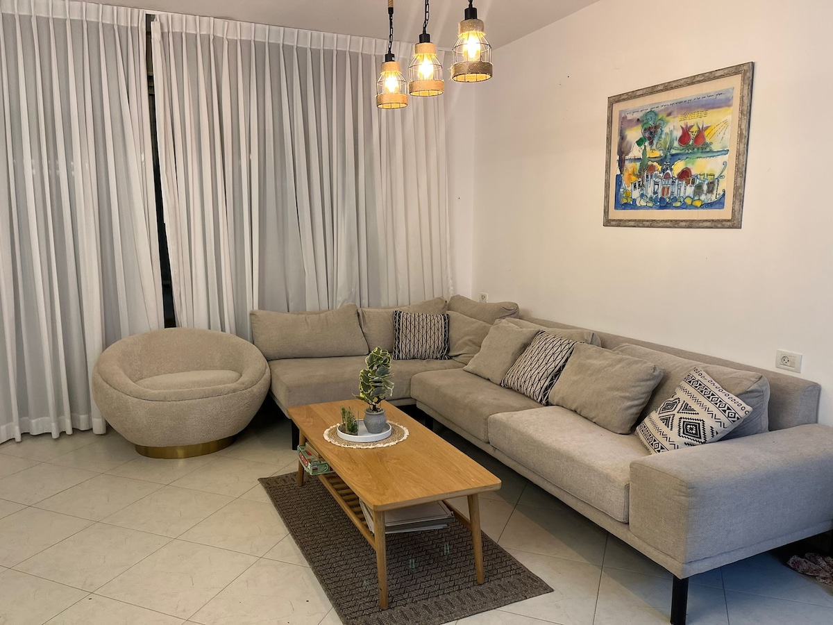 Დივანი და სავარძელი მისაღებ ოთახში