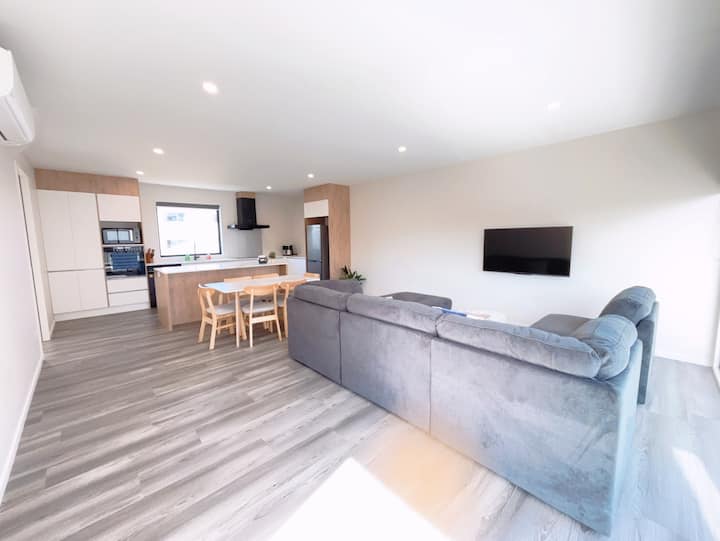 Spacious 3 Bedroom Townhouse - Close To Stadium - 基督城