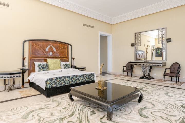 Luxury Villa/Pool/chef/ 20 min to Center