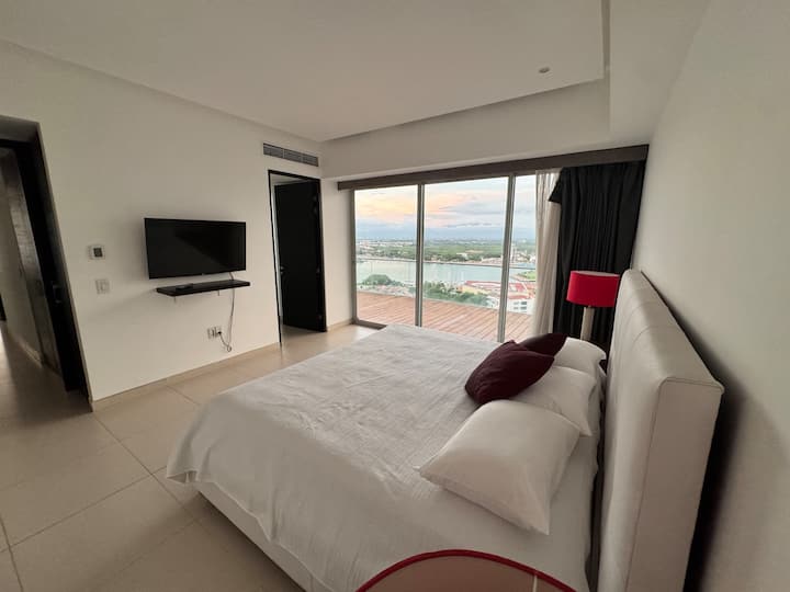 Amka ufurahie mandhari ya panoramic ya marina ukiwa kitandani chako cha king. Mapumziko haya angavu yana ufikiaji wa moja kwa moja wa roshani, Runinga mahiri na rangi nyororo — inafaa kwa kupumzika baada ya siku ufukweni.
