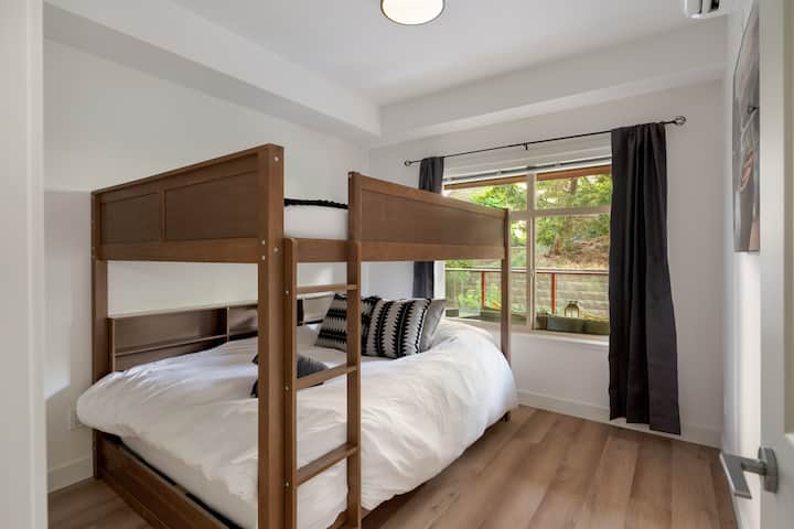 Нови двуетажни легла с двойни матраци, луксозен матрак Fairmont Hotel за допълнителен комфорт. 