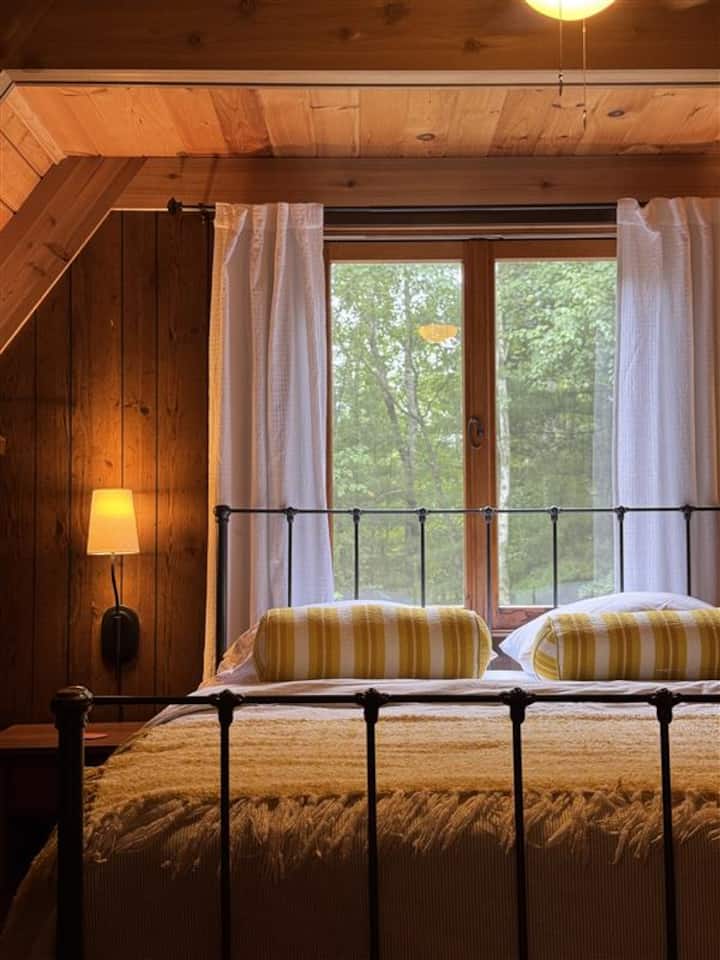 ห้องนอนชั้นบนเตียงควีนไซส์