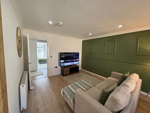 Top performing Airbnb: Spacious 2BR | Parking & WiFi | Long Stays Wel in Dennistoun