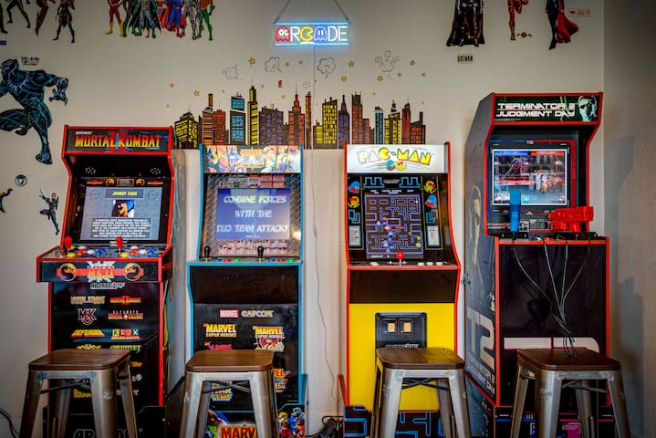 King beds• Theater rm•Arcades+Pool •Massage chair