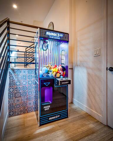 King beds• Theater rm•Arcades+Pool •Massage chair gallery image 3