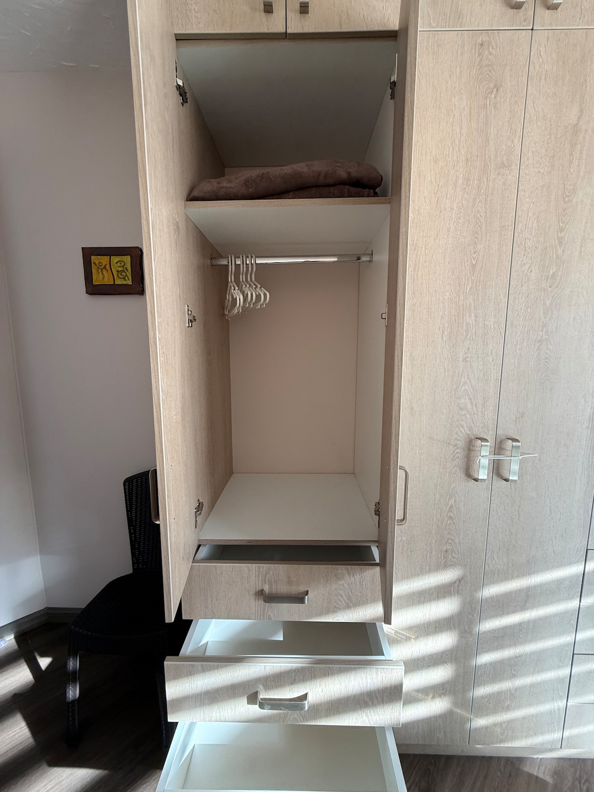 Kabati linalofanya kazi lenye kulabu za kutundika nguo zako na droo zenye nafasi kubwa ili kila kitu kiwe sawa wakati wa ukaaji wako.