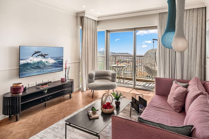 Mirë se vjen në dhomën e bukur të ndenjjes me pamje mahnitëse të Malit të Tempullit dhe të gjithë qytetit