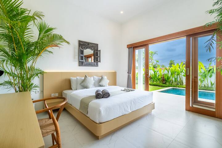 Objavte nádych elegancie vo vile s našou jedinečne štýlovou posteľnou výzdobou – dokonalou kombináciou pohodlia a umenia, ktorá vytvára príjemnú atmosféru pre váš pobyt. 