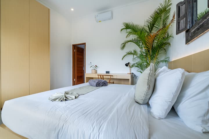 Objavte nádych elegancie vo vile s našou jedinečne štýlovou posteľnou výzdobou – dokonalou kombináciou pohodlia a umenia, ktorá vytvára príjemnú atmosféru pre váš pobyt.