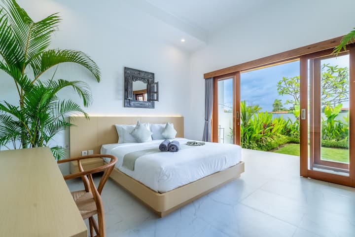 Vstúpte do pokoja a pohodlia vo vile s vlastnou kúpeľňou – pokojné útočisko, ktoré spája tropický štýl s upokojujúcim kúzlom Bali. Váš osobný únik čaká. 