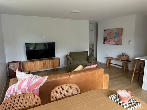 Popular Airbnb listing: Coastal 2 Bed Beachside Unit in Palm Beach