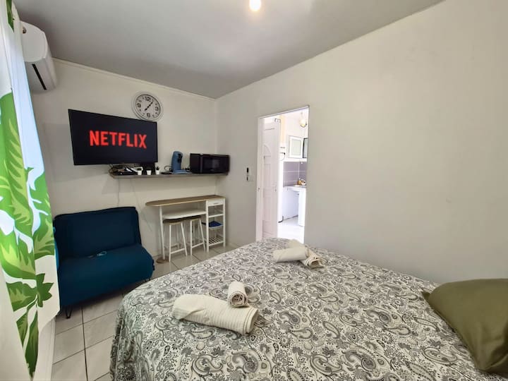 Glavni prostor s bračnim krevetom, klima-uređajem, televizorom s internetskim sadržajima i brzim Wi-Fi-jem.
Smart TV i praktičan blagovaonski prostor za opuštanje ili gledanje Netflixa nakon plaže.