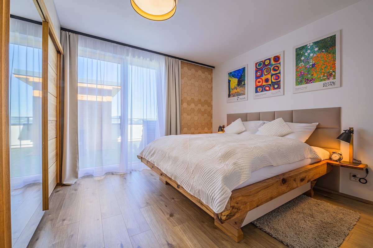 Glavna spavaća soba s pristupom balkonu