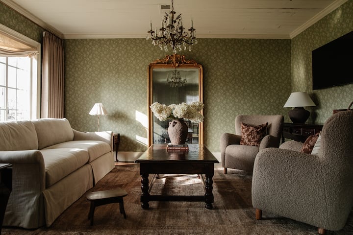 The Rosebury Cottage - Tomball, TX