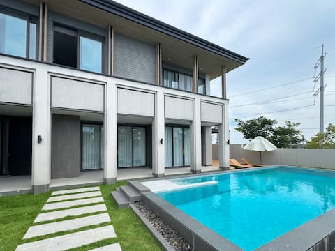 Private Pattaya luxury 4BR Villa with Pools + Gym