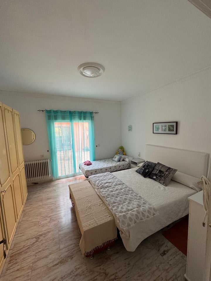 Prostrana spavaća soba s krevetom širine 150 cm i još jednim krevetom širine 90 cm te zasebnom kupaonicom s kadom. Kupaonica 2 fotografije