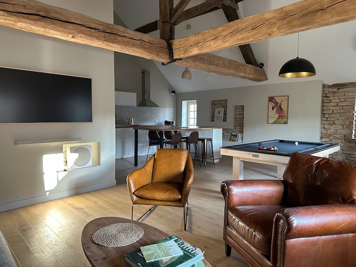 Veliki dnevni boravak s kaučem, TV-om, biljarskim stolom... sve udobnosti ;) Svjetla osvjetljavaju okvire, prozori gledaju na trg i dvorac. 