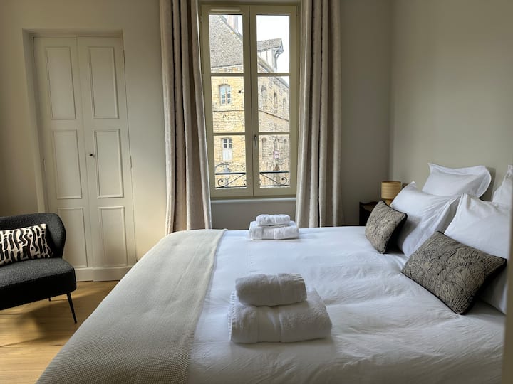 Легло с размер King, обръщаме специално внимание на качеството на спалното бельо, прозорци с щори и завеси за затъмняване, шкафове за съхранение. Банята и тоалетната са достъпни директно от спалнята. Климатик.