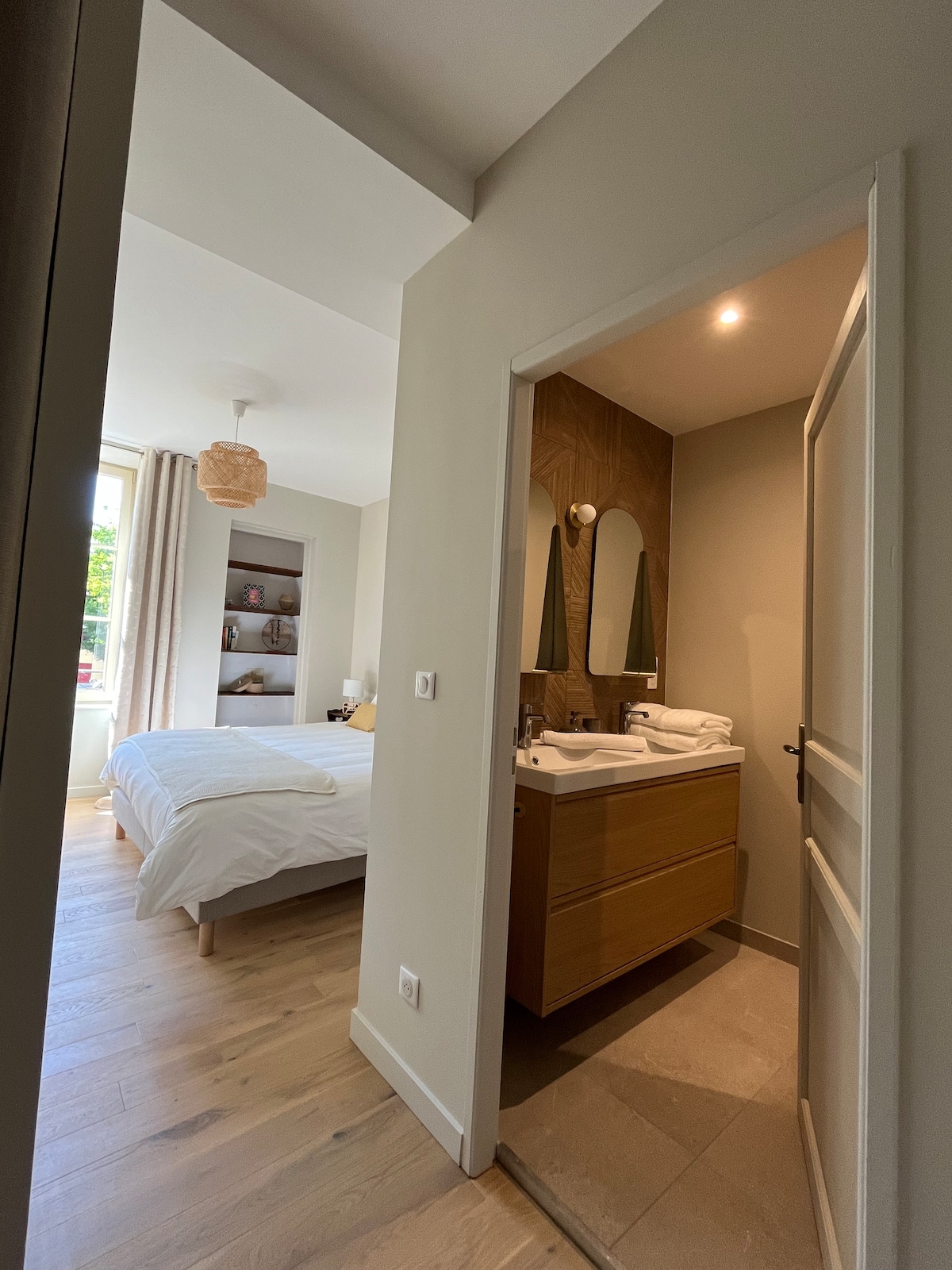 Esta habitación se puede preparar con una cama doble tamaño king o dos camas individuales (bajo petición). Ropa de cama de gran confort. Baño e inodoro privados. Ventanas con persianas y cortinas opacas, armarios de almacenamiento. Aire acondicionado.