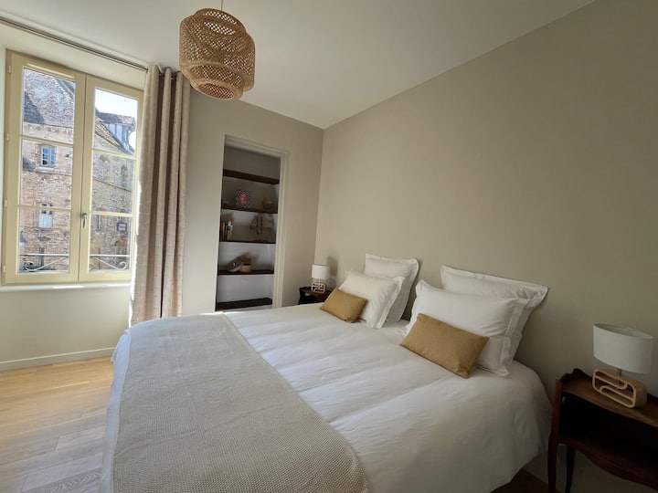 Легло с размер King, обръщаме специално внимание на качеството на спалното бельо, прозорци с щори и завеси за затъмняване, шкафове за съхранение. Банята и тоалетната са достъпни директно от спалнята.
Възможност за 2 единични легла.