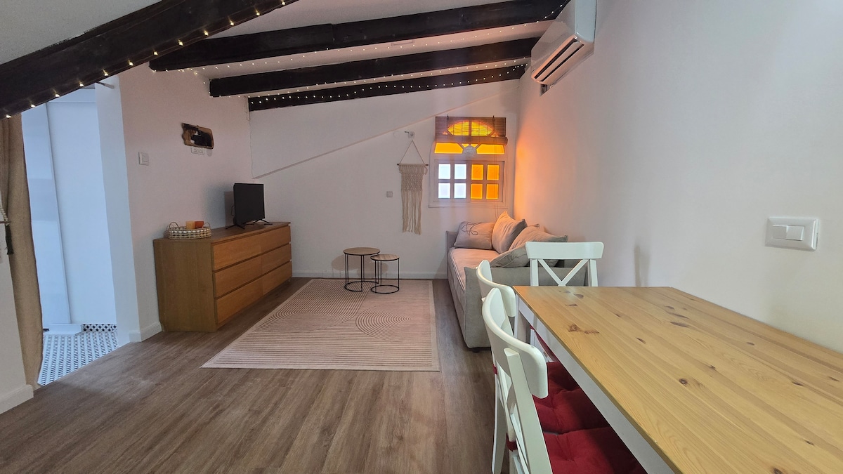 พื้นที่กว้างขวาง ห้องนั่งเล่น พื้นที่รับประทานอาหาร และเตียงคู่