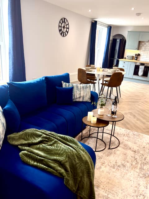 Top performing Airbnb: Luxury Holt Duplex · Bath Suite in Holt
