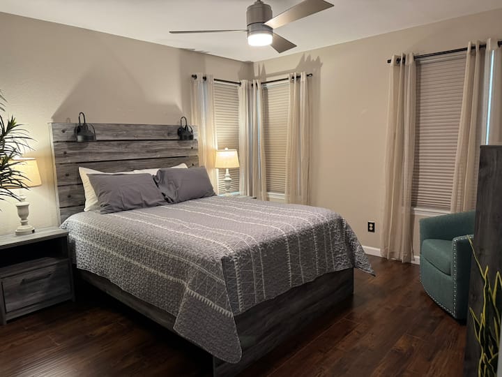 Camera da letto principale con letto a due piazze e tende oscuranti.