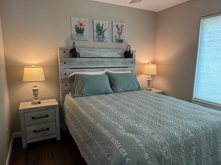 Camera da letto per gli ospiti con letto a due piazze. Nessuna tenda oscurante.