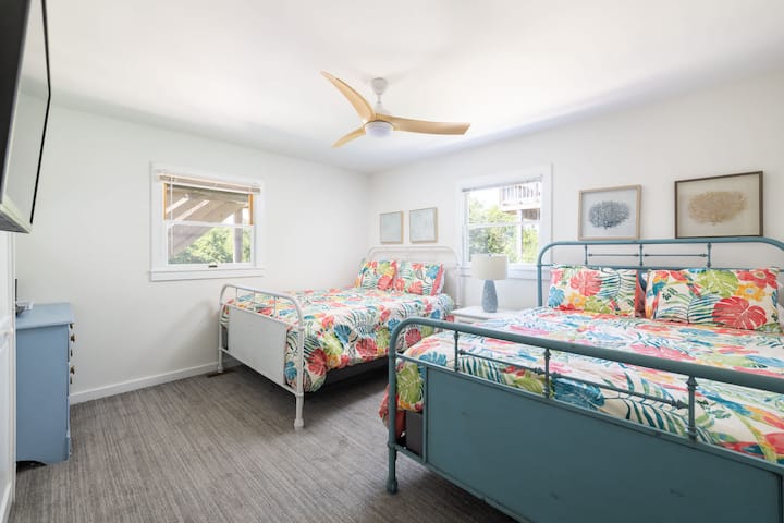 Mid Level: 2 Queens Bedroom w/ TV