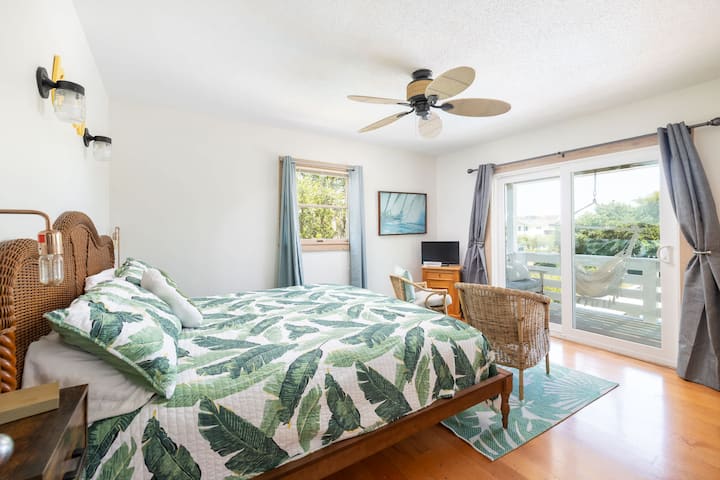Mid Level: King Bedroom #1 w/ Shared Full Jacuzzi Tub Bathroom, TV, and Deck Access