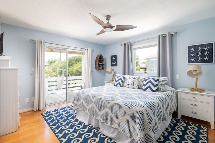 Mid Level: King Bedroom #2 w/ Shared Full Jacuzzi Tub Bathroom, TV, and Deck Access