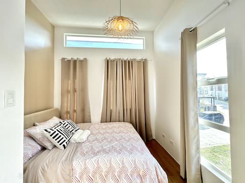 4 Bedroom 3 Bath 2 Storey House w/ Pool Amenities
