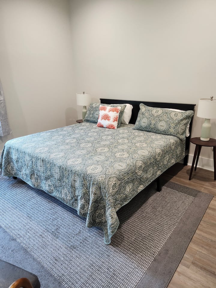 ห้องนอนพร้อมเตียงคิงไซส์และติดกับห้องน้ำแจ็คแอนด์จิลที่ติดกับห้องนอนที่ 2