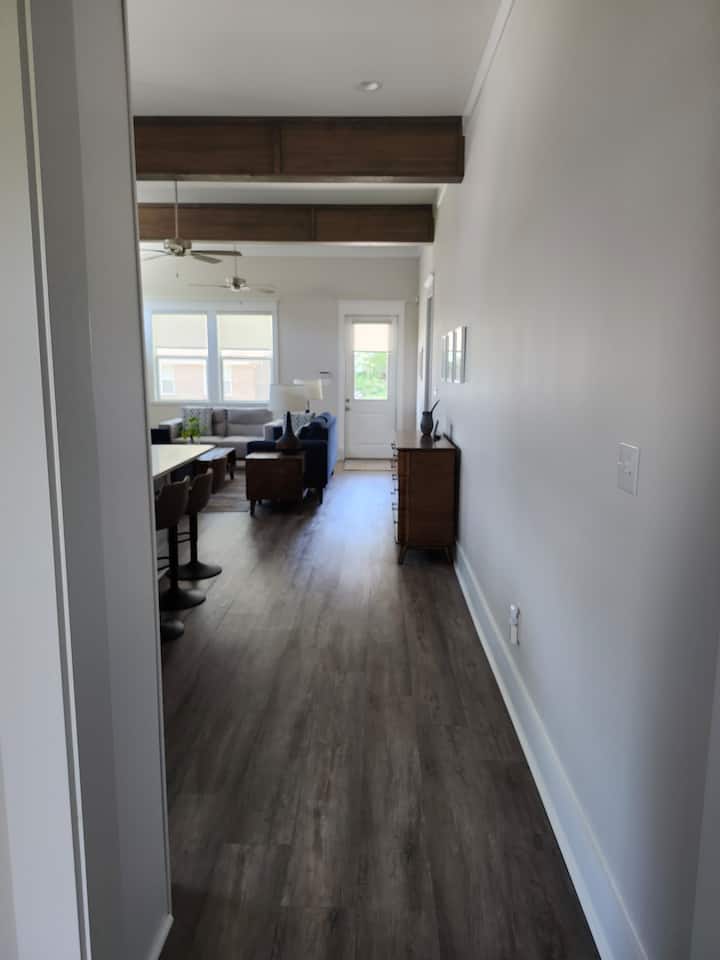 วิวจากด้านหลังบ้านไปทางพื้นที่นั่งเล่นด้านหน้า