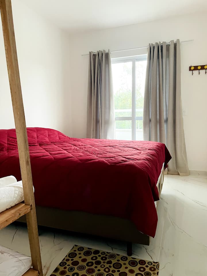Chambre 2 avec lit Queen Size et accès au balcon