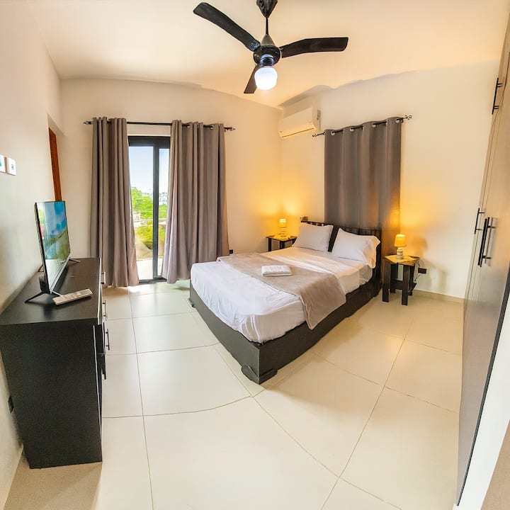Ruime en comfortabele kamer met eigen balkon, airconditioning, en-suite badkamer en super kingsize bed.