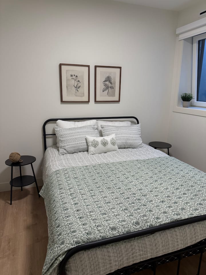 Cama tamaño queen con sábanas de calidad de hotel y colchón ultra lujoso