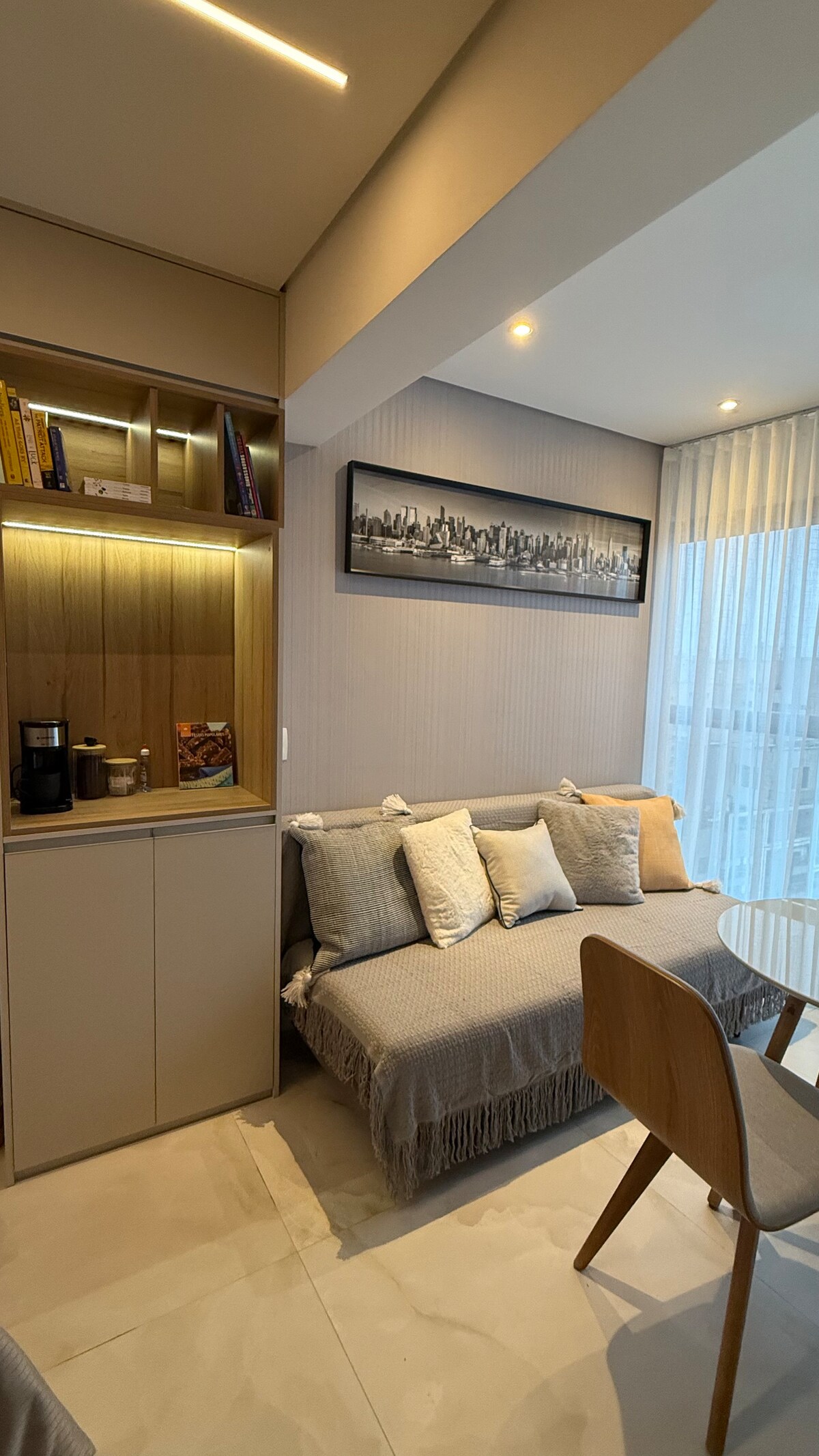 Uživajte u kavi na ovom lijepom kauču s prekrasnim pogledom. 