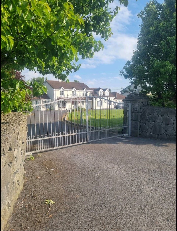 Oyster Lodge - Room 1 (King Garden View). - Oranmore