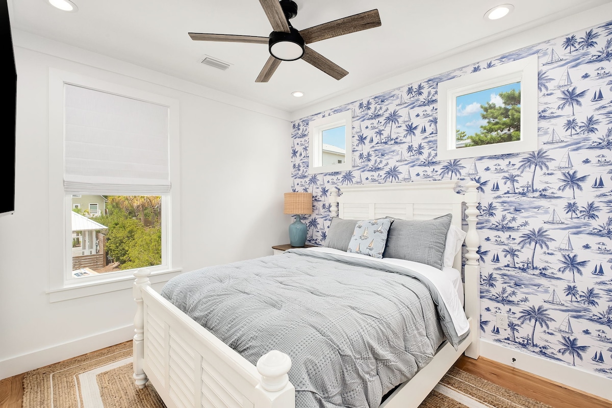 Ლამაზი საწოლი Queen ‑ ის მე ‑ 2 სართულზე, ტუმბოებით, ტელეფონის დამტენით, კარადაში საკიდებით და ტელევიზორით, ასევე, ტელევიზორით.