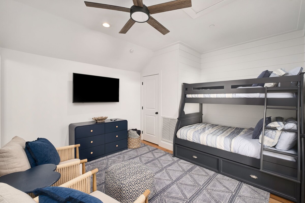 Ეს არის ბონუს ოთახი მე-3 სართულზე არის ღია კონცეფცია)არ აქვს ცალკე კარი) ორსართულიანი საწოლით, რომელსაც 4 კომფორტულად სძინავს.(ერთი ორადგილიანი, ერთი სავსე და ერთი ორადგილიანი თასმა, რომელიც გამოდის ქვემოდან. Ამ ოთახს აქვს საკუთარი სააბაზანო.