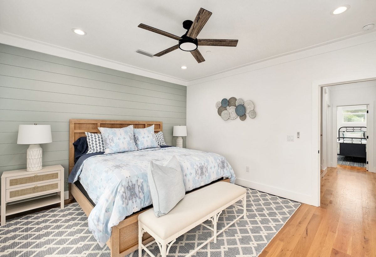 Მე-2 სართულზე მდებარე ძირითად აპარტამენტში არის დიდი საწოლი, ორი ღამის სადგამი, ტელეფონის დამტენები, ტანსაცმლის კომოდი, კარადაში გასეირნება ხელსაბანით, საკიდები,ბარგის საკიდები და ცალკე სააბაზანო.