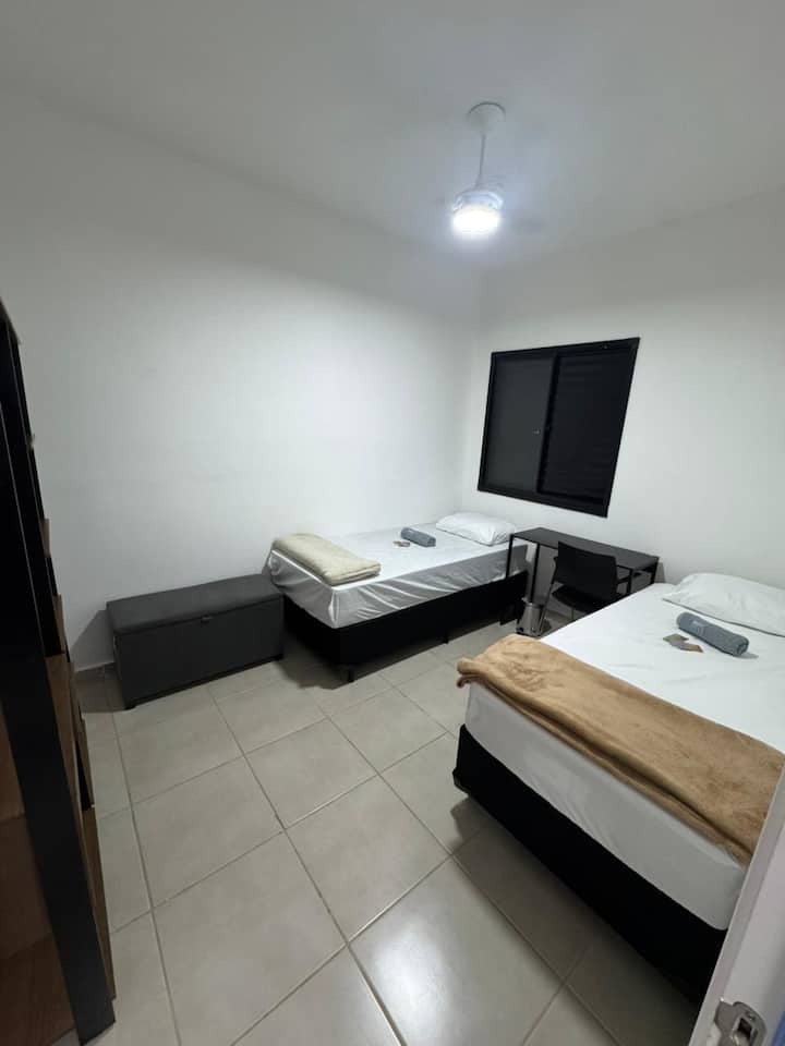 ¡Habitación con 2 camas individuales nuevas, un escritorio de trabajo/estudio y un armario para guardar la ropa! 