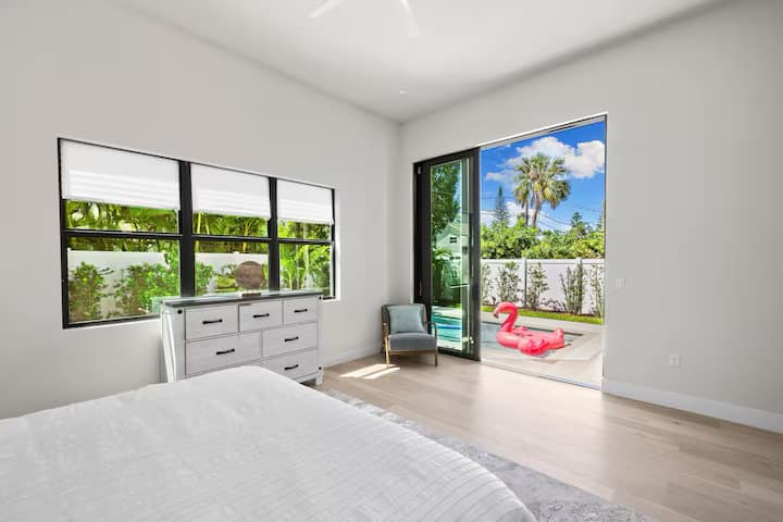 5-Star Naples 4BR: Vanderbilt Beach & Heated Pool photo 4